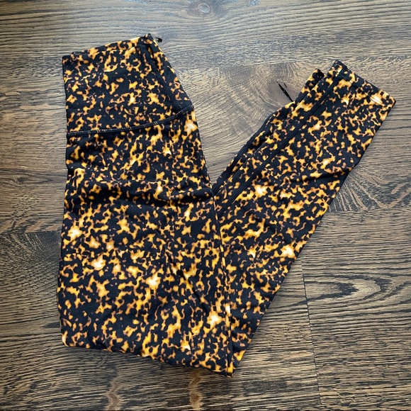 WeWoreWhat tortoise shell pattern leggings activewear - Picture 7 of 9